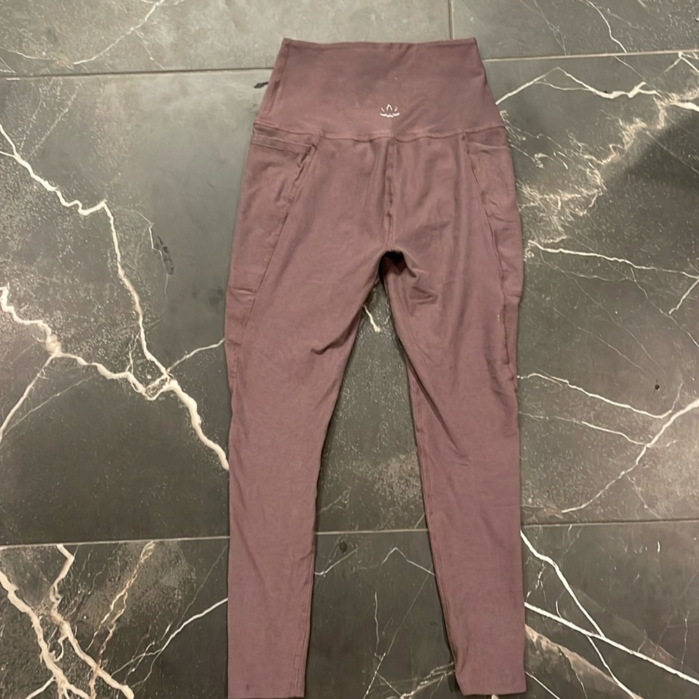 Light brown beyond yoga leggings with pockets, only worn once!